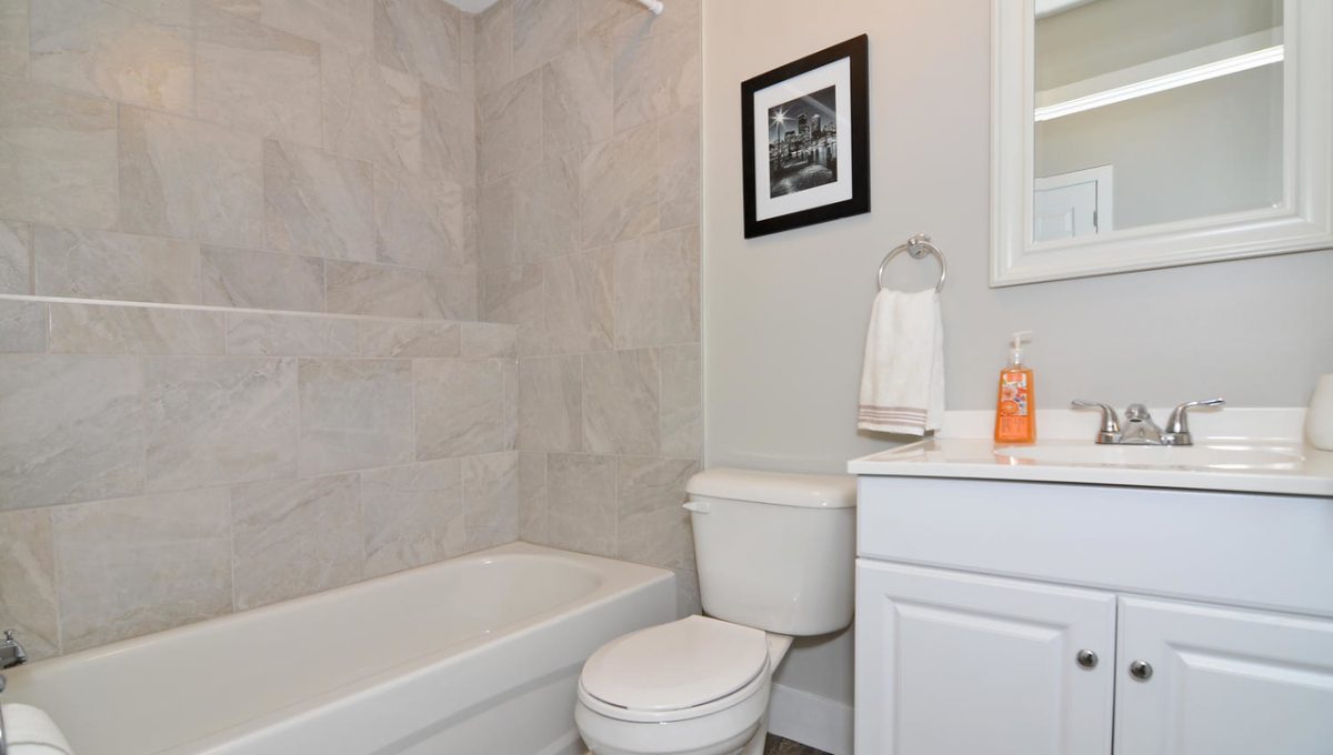 5 Goldwick Crescent London ON-large-047-57-Unit BMain Bathroom-1500x994-72dpi-X2