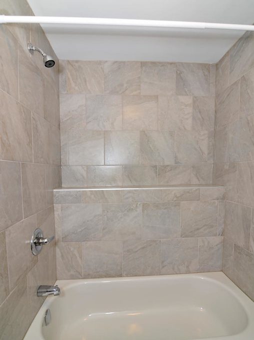 5 Goldwick Crescent London ON-large-048-47-Unit BMain BathroomShowerTub-663x1000-72dpi-XL