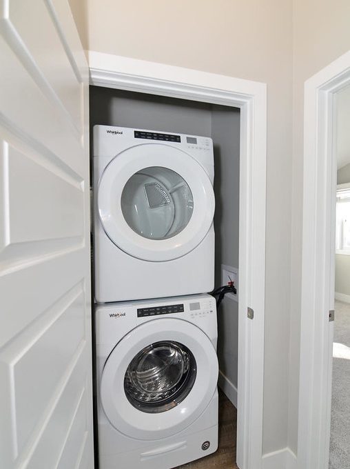5 Goldwick Crescent London ON-large-057-46-Unit BStack able Laundry Area-663x1000-72dpi-XL