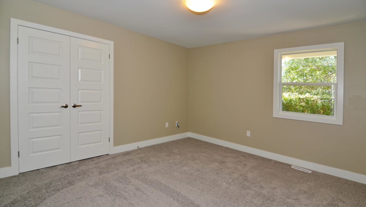 346 Regal Dr London ON N5Y 1J4-large-043-44-346 Regal DrRear Unit Bedroom-1500x994-72dpi-X2