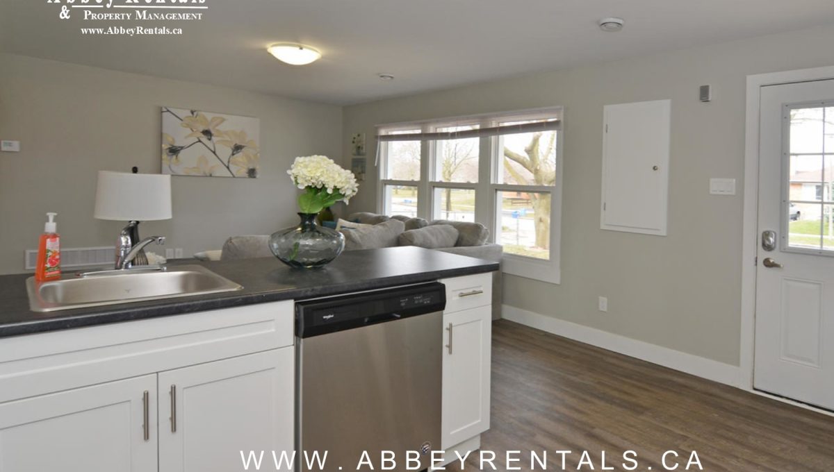 322 Tweedsmuir Ave Unit A and-large-010-15-322 Tweedsmuir AveUnit AView-1500x994-72dpi-X2